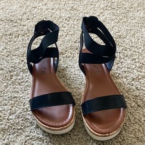 Unisa black platform sandals